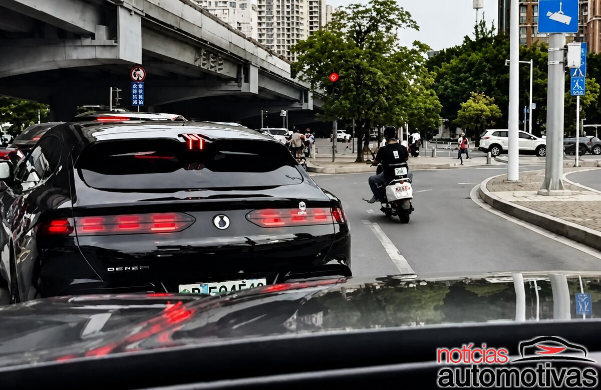 Em uma rua apertada, o dono de um Denza Z9 GT usa a função “andar de caranguejo” para deslizar de lado e abrir passagem com precisão
