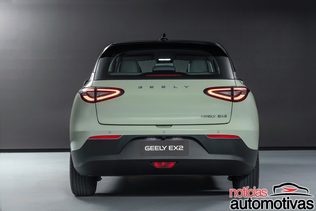 Geely EX2 verde-claro visto de traseira, com lanternas acesas e logotipos visíveis.