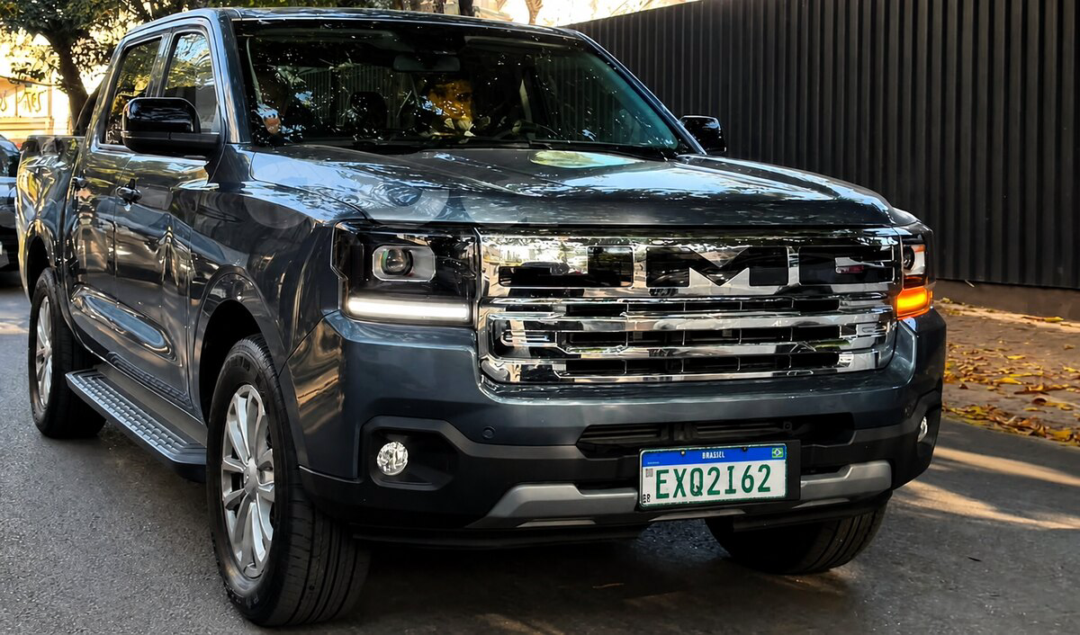 JMC testa no Brasil picape média a diesel com tração 4×4 reduzida; Vigus Plus roda sem camuflagem pelas ruas de São Paulo