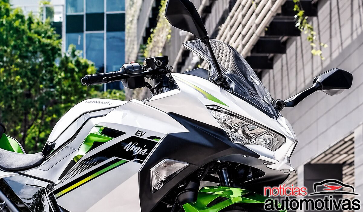 Kawasaki Ninja E-1 elétrica volta na linha 2027 com baterias removíveis e recarga em apartamento, porém seus 66 km expõem o contraste com as rivais