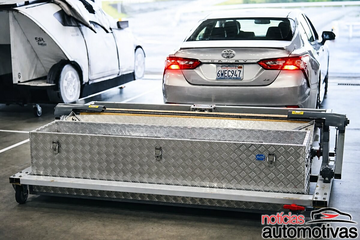 Toyota cria uma maneira de secar ruas e estradas imediatamente depois de uma chuva forte, com rolo gigante e tanque de 320 litros