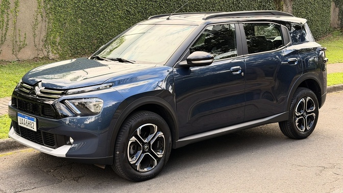 Citroën Aircross azul-escuro estacionado em uma rua, visto em ângulo dianteiro lateral.