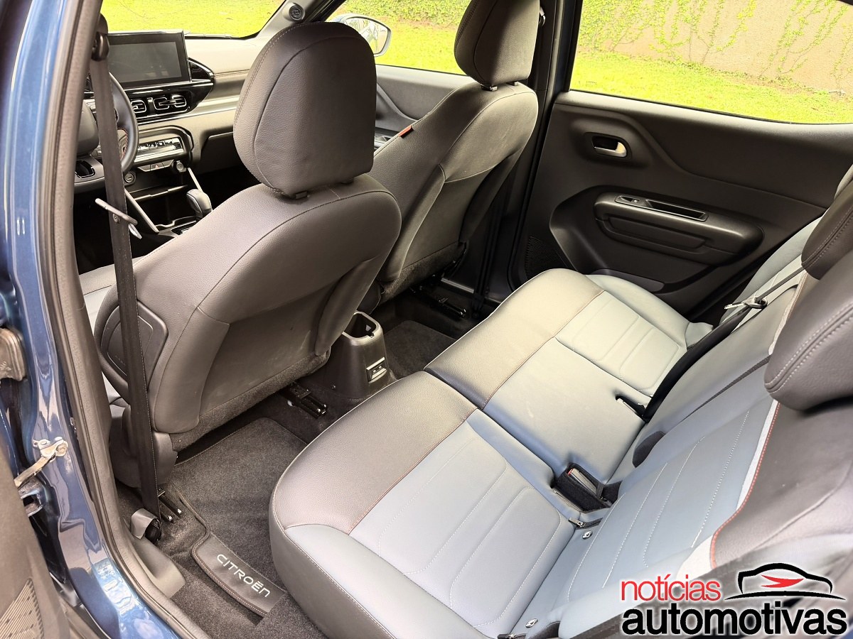 Interior traseiro do Citroën Aircross com bancos dianteiros e segunda fileira revestidos em cinza.