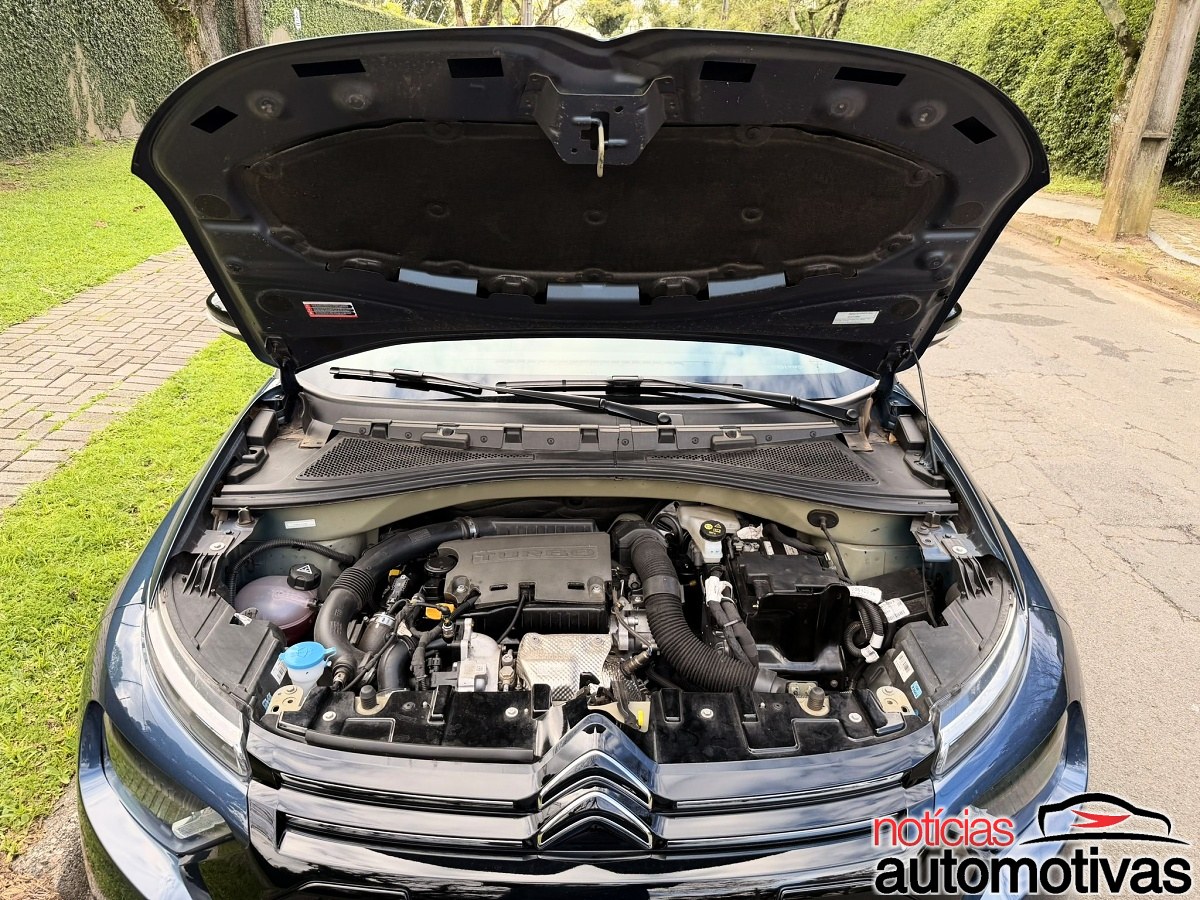 Compartimento do motor do Citroën Aircross aberto, com motor e componentes visíveis.