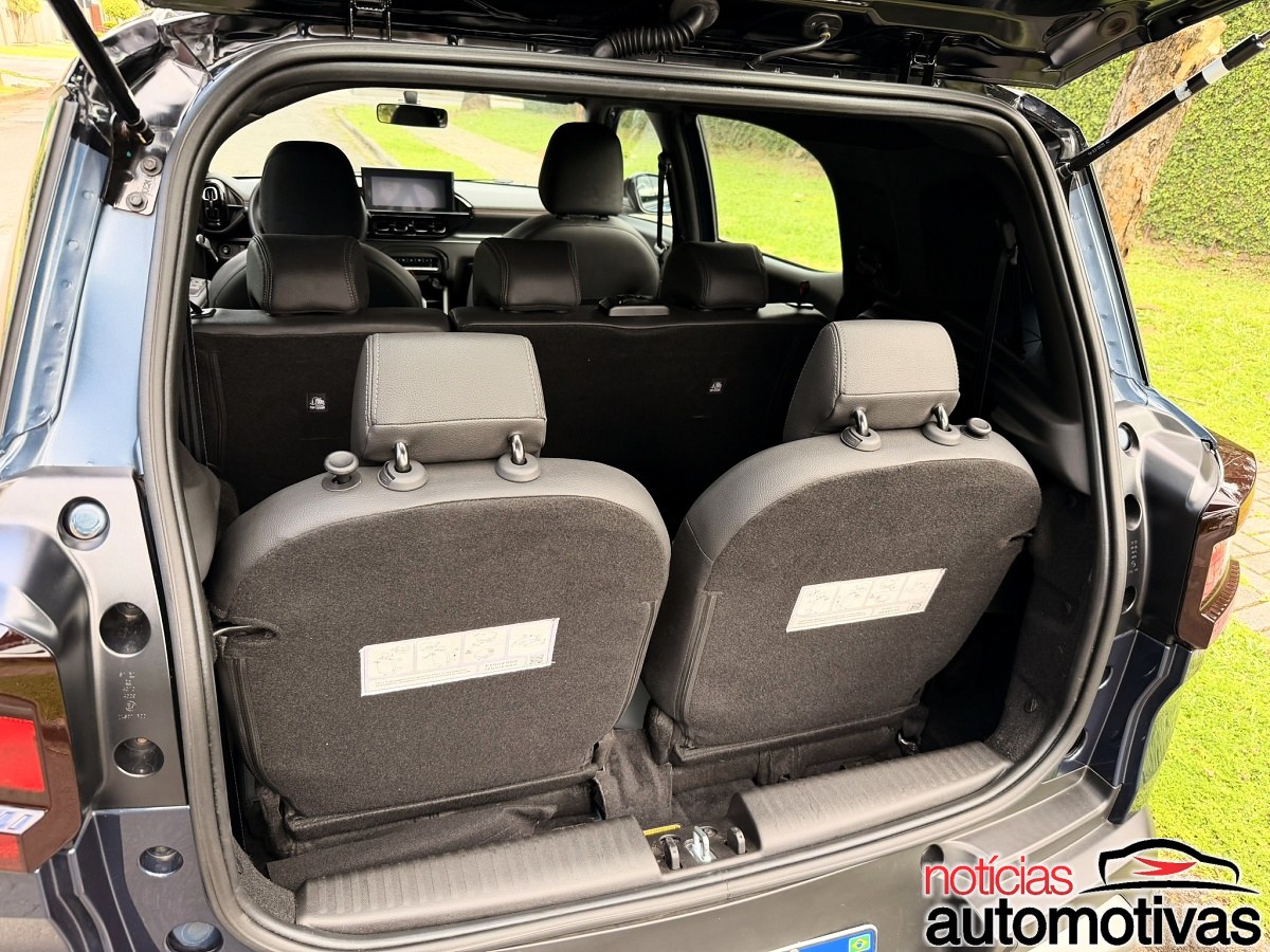 Porta-malas do Citroën Aircross aberto, com os dois bancos traseiros adicionais posicionados na vertical.