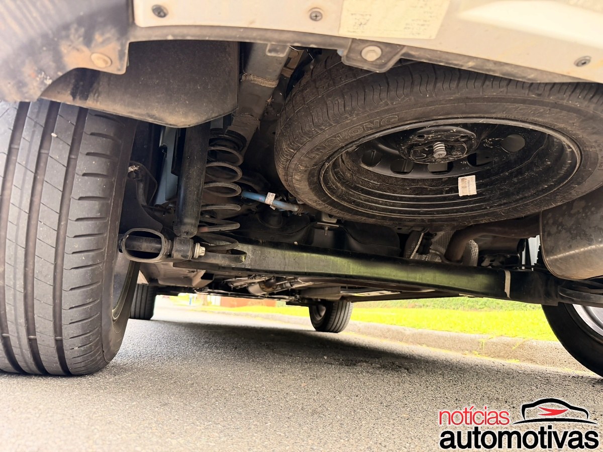 Parte inferior traseira do Citroën Aircross com suspensão, eixo e estepe visíveis.