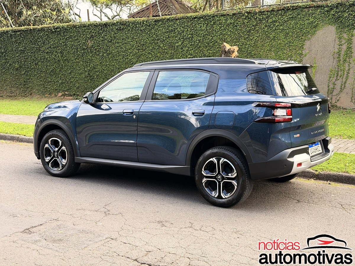Citroën Aircross azul-escuro visto em ângulo traseiro lateral, com a tampa fechada.