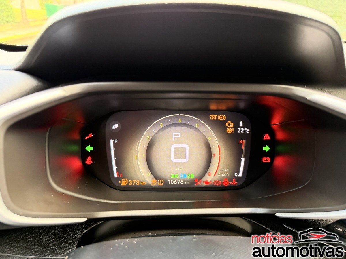 Painel de instrumentos digital do Citroën Aircross mostrando velocímetro, indicadores e temperatura de 22 graus.