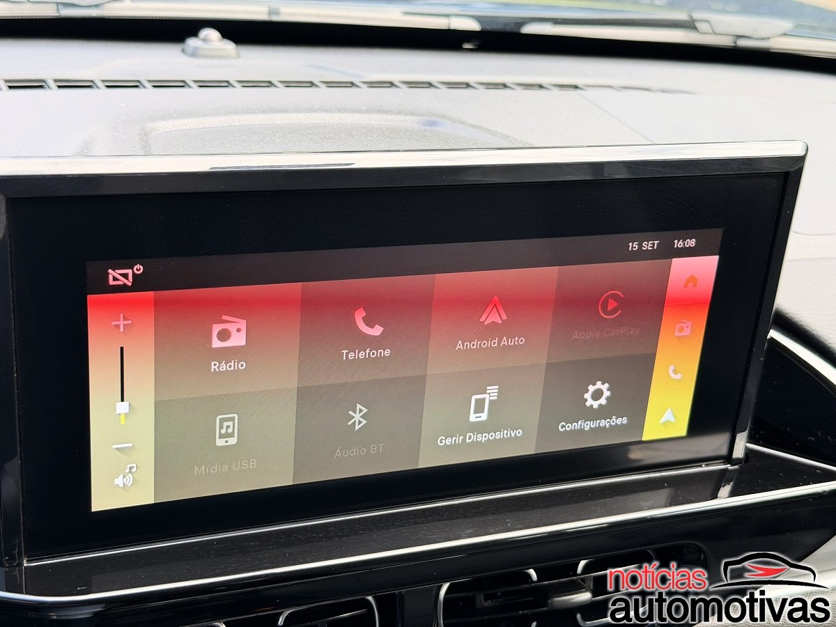 Tela da central multimídia do Citroën Aircross com menus de rádio, telefone e Android Auto.
