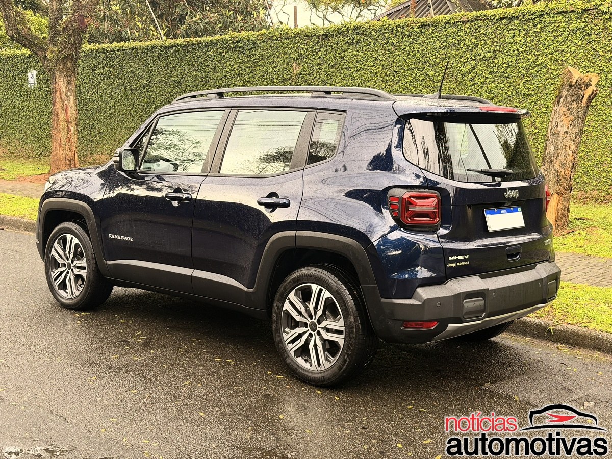 Jeep Renegade azul escuro visto pela traseira, com lanternas acesas e emblema MHEV visível.