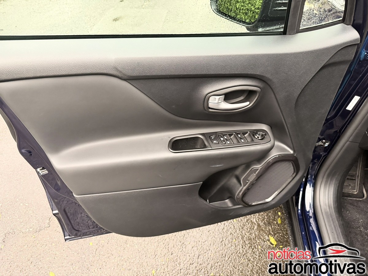 Revestimento interno da porta dianteira do Jeep Renegade, com maçaneta, comandos dos vidros e alto-falante.