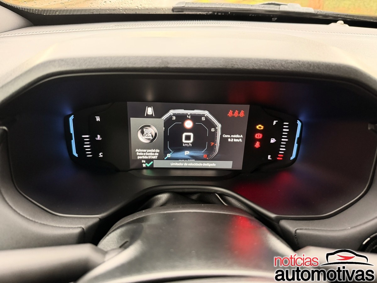 Painel digital do Jeep Renegade ligado, marcando 0 km/h e consumo médio de 9,2 km/l.
