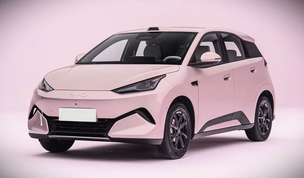 BYD Dolphin Mini rosa visto de frente, com faróis estreitos, rodas pretas e teto com sensor