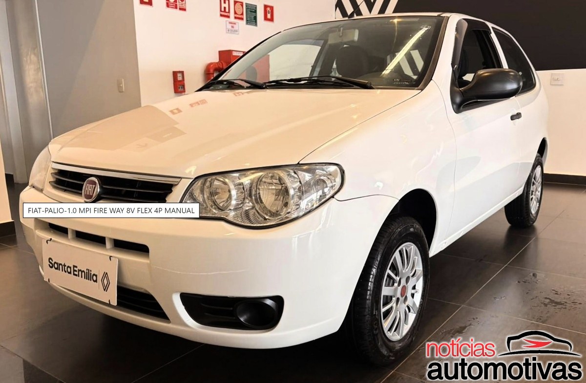 Fiat Palio branco visto de frente em uma área interna; há texto identificando o modelo sobre a imagem.