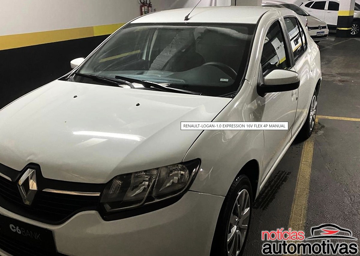 Renault Logan branco visto de frente em um estacionamento coberto, com texto identificando o modelo sobre a imagem.