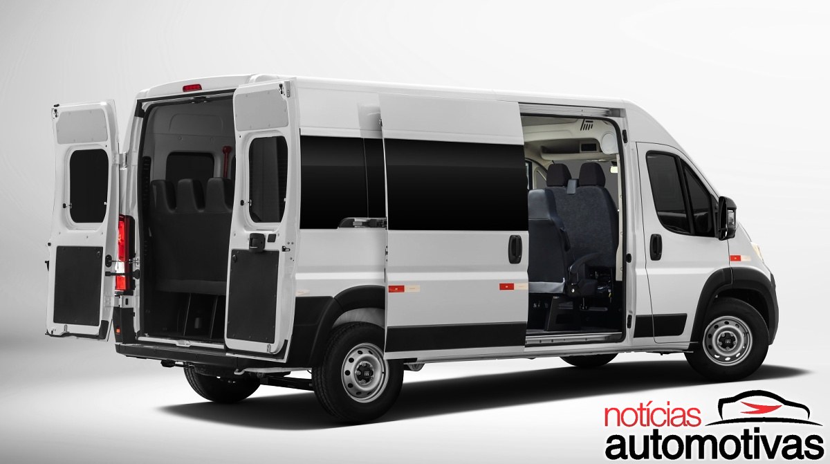Fiat Ducato branca vista de lado e por trás, com portas traseiras e porta lateral abertas.