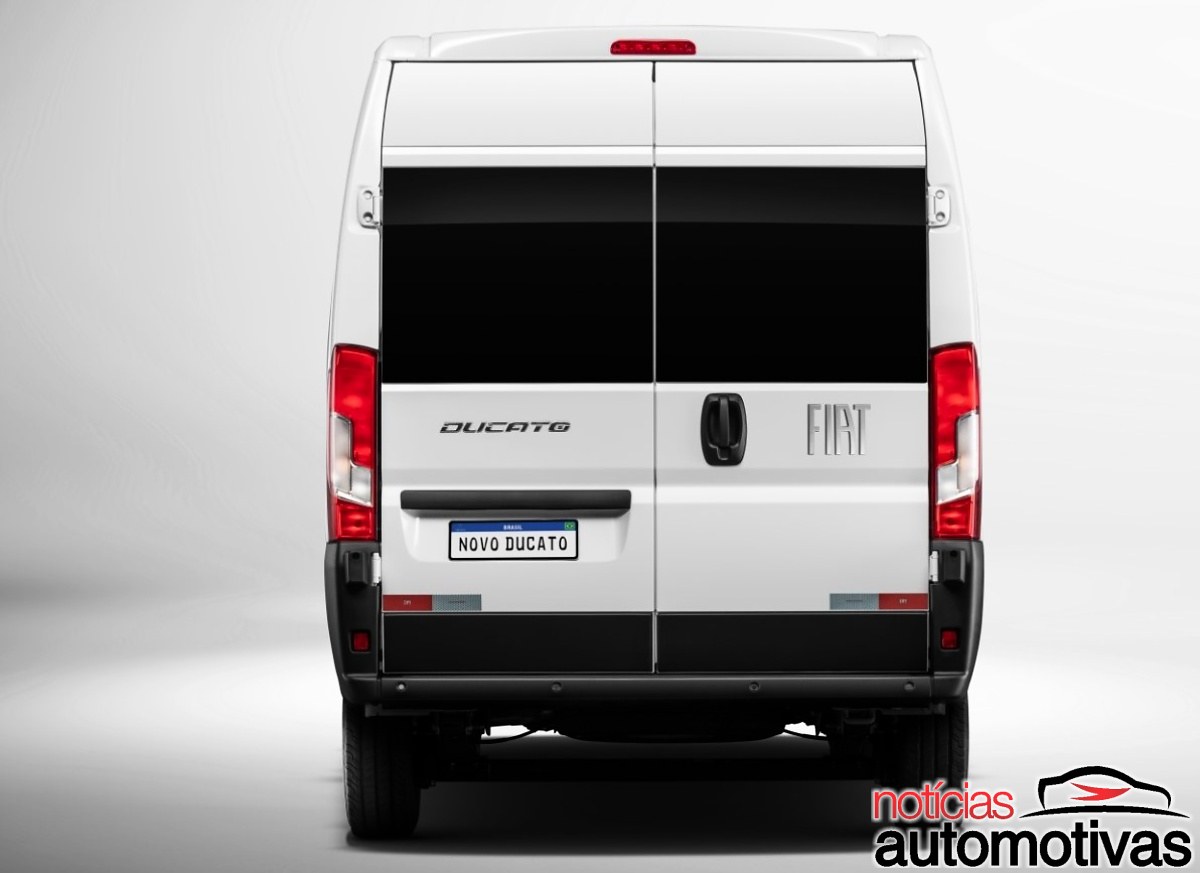 Parte traseira branca de uma Fiat Ducato, com portas fechadas, lanternas verticais e placa “NOVO DUCATO”.