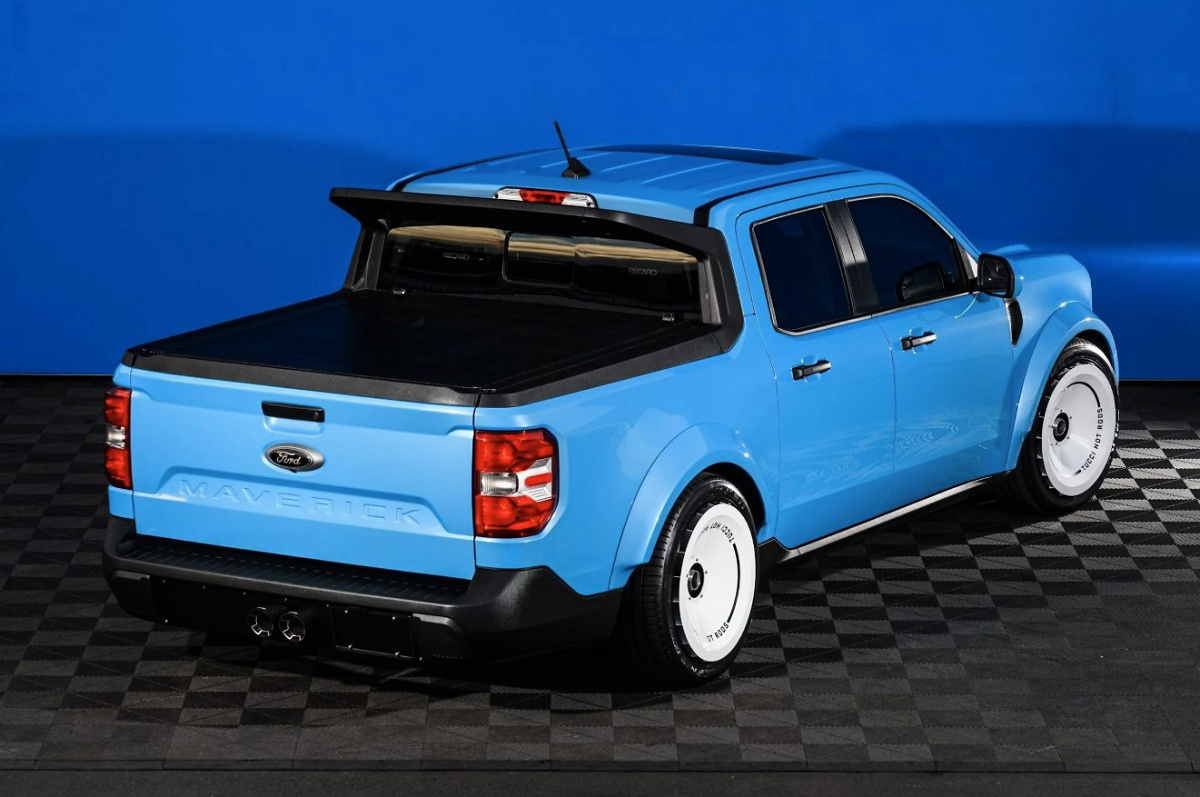 Ford Maverick azul vista pela traseira, com caçamba coberta, rodas brancas e escapamento duplo.