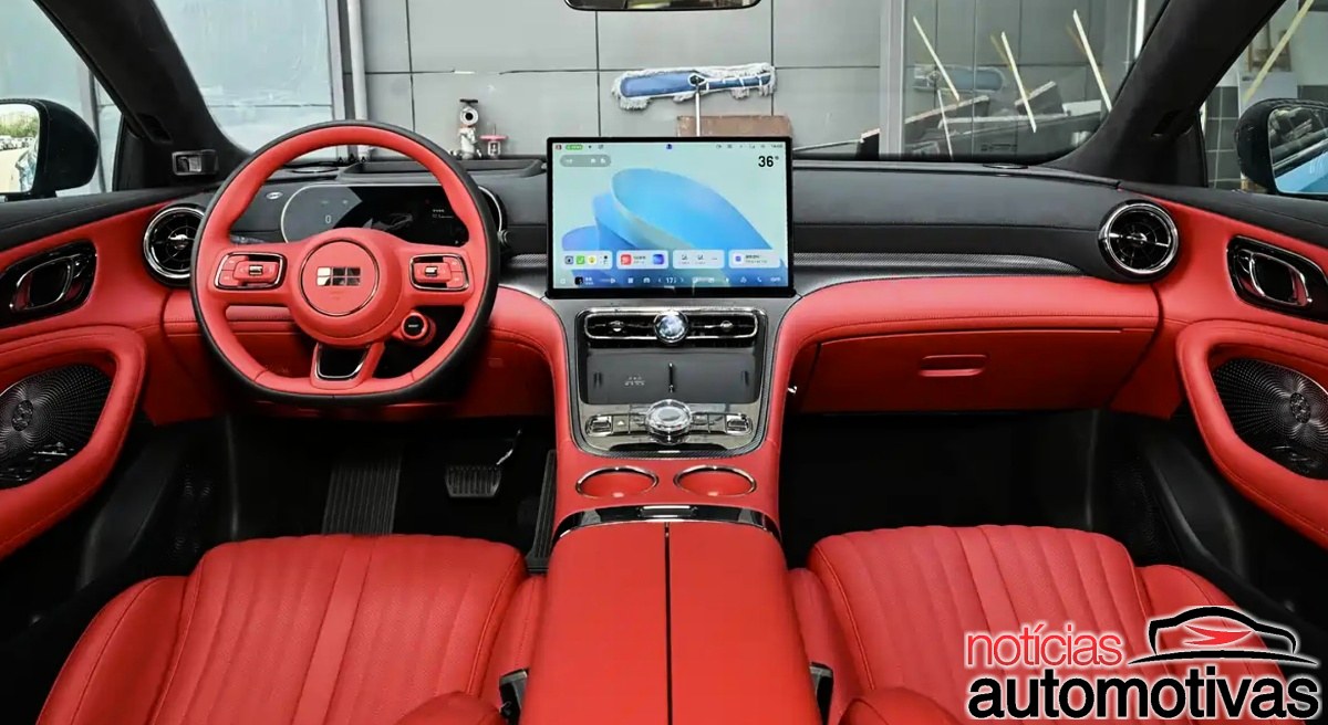 Interior do Geely Galaxy TT com bancos e painel revestidos em vermelho.