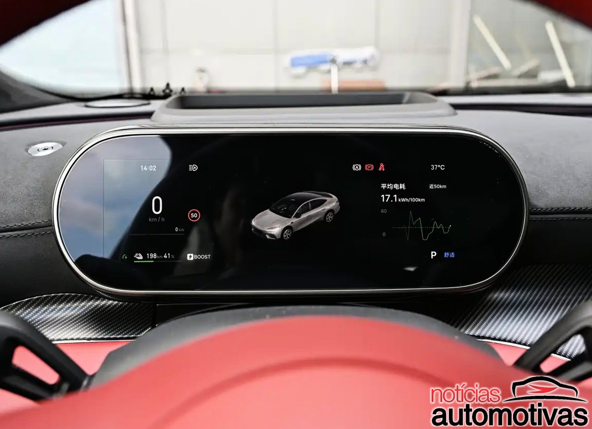 Quadro digital do Geely Galaxy TT com informações de velocidade e consumo.