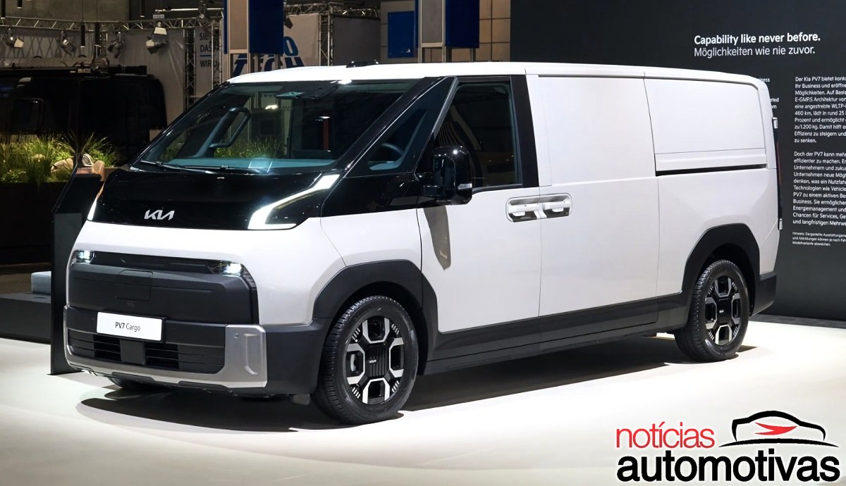 Kia PV7 Cargo branca e preta em vista dianteira de três quartos, exposta em um estande automotivo.