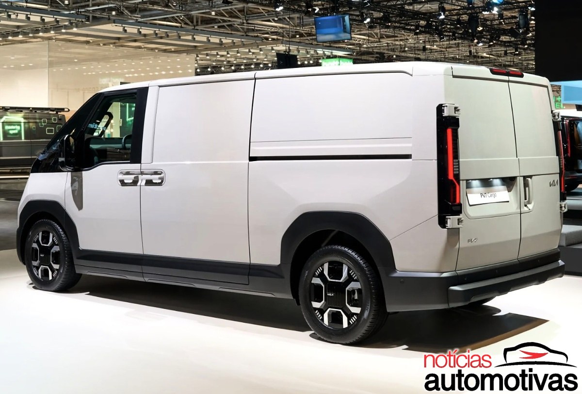 Parte traseira de uma van Kia PV7 Cargo branca, com portas traseiras duplas e lanternas verticais.