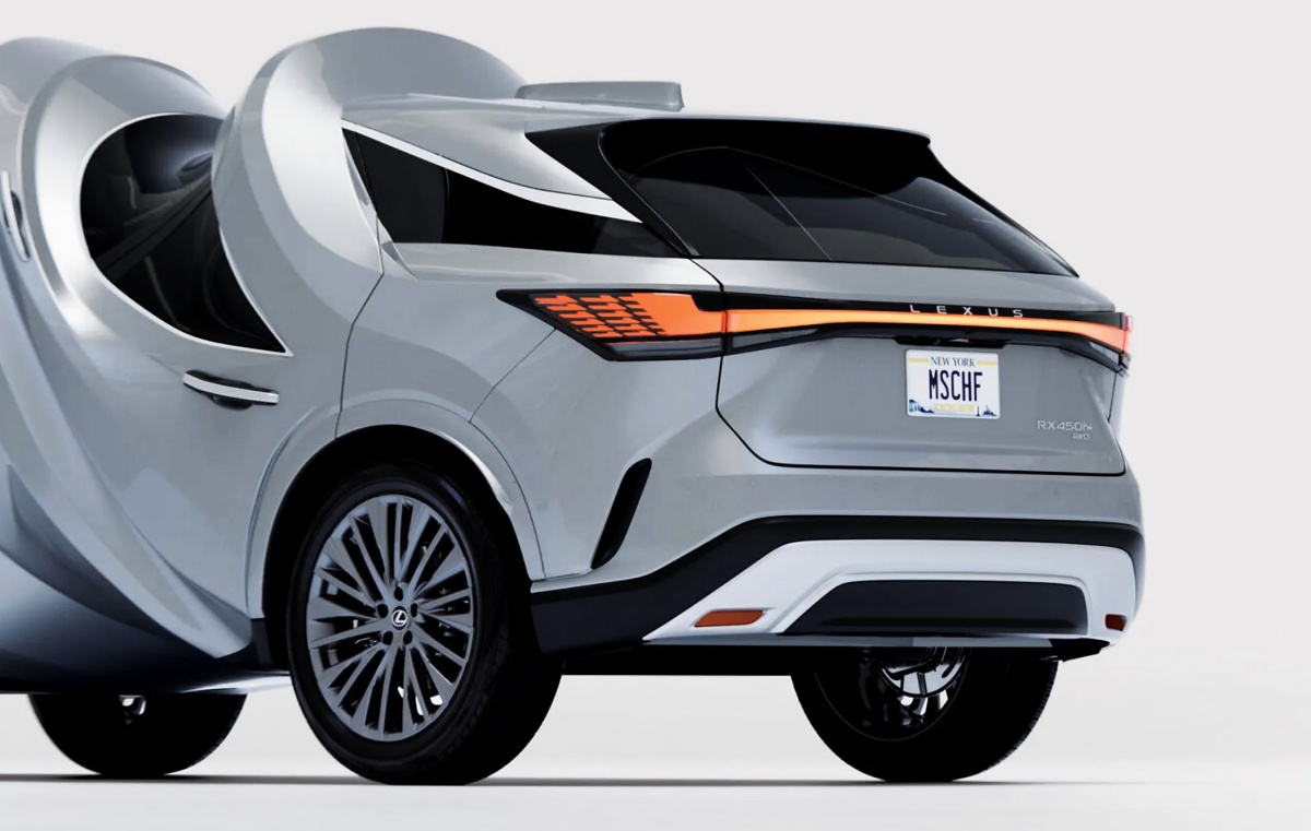 Traseira prateada de um Lexus RX 450h+ com carroceria deformada e placa com a inscrição MSCHF.