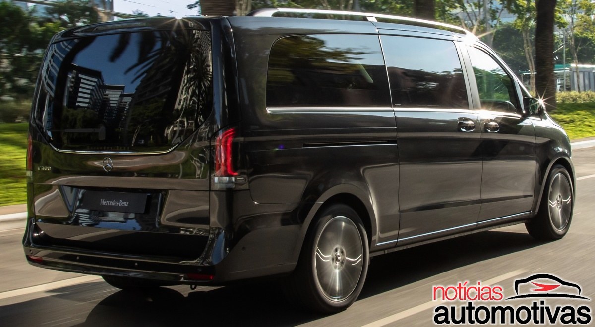 Van Mercedes-Benz Classe V preta vista pela traseira, com portas traseiras fechadas e lanternas verticais.