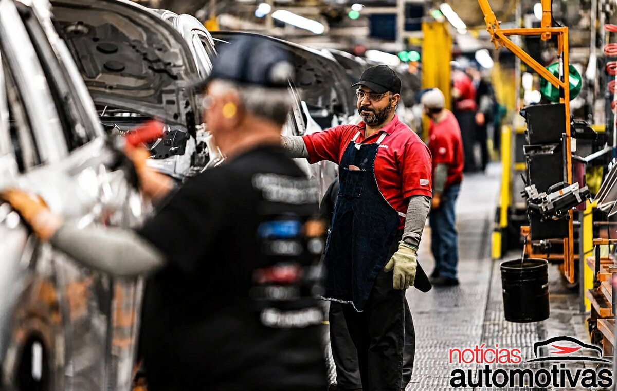 Nissan moderniza fábrica que produz Rogue e Pathfinder com robôs que levam 1,9 tonelada e assumirão 64 funções de empilhadeira