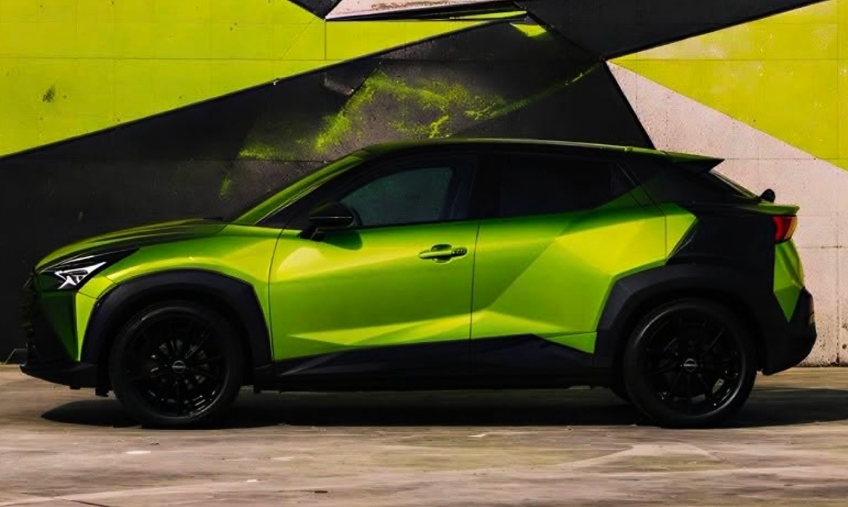 Nissan Juke verde com teto preto em vista lateral, estacionado diante de uma parede com formas geométricas.