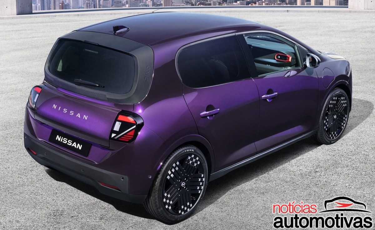 Nissan Pixo roxo visto de trás e de lado, com lanternas acesas, teto escuro e rodas pretas.