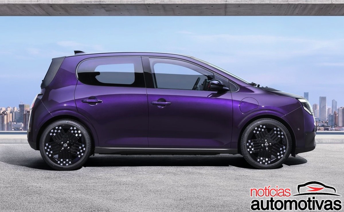 Nissan Pixo roxo em vista lateral, com quatro portas, teto escuro e rodas pretas com detalhes brancos.