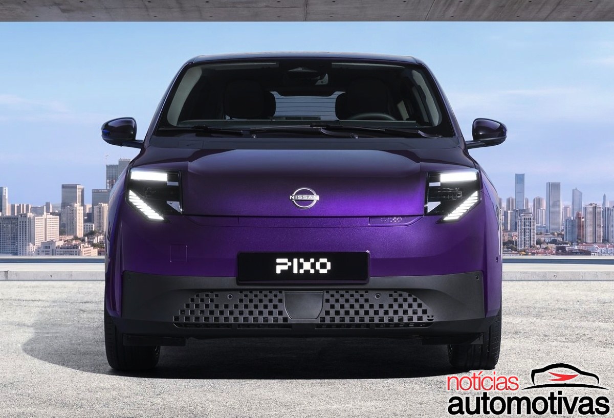 Nissan Pixo roxo visto de frente, com logotipo da Nissan, faróis acesos e placa com o nome Pixo.