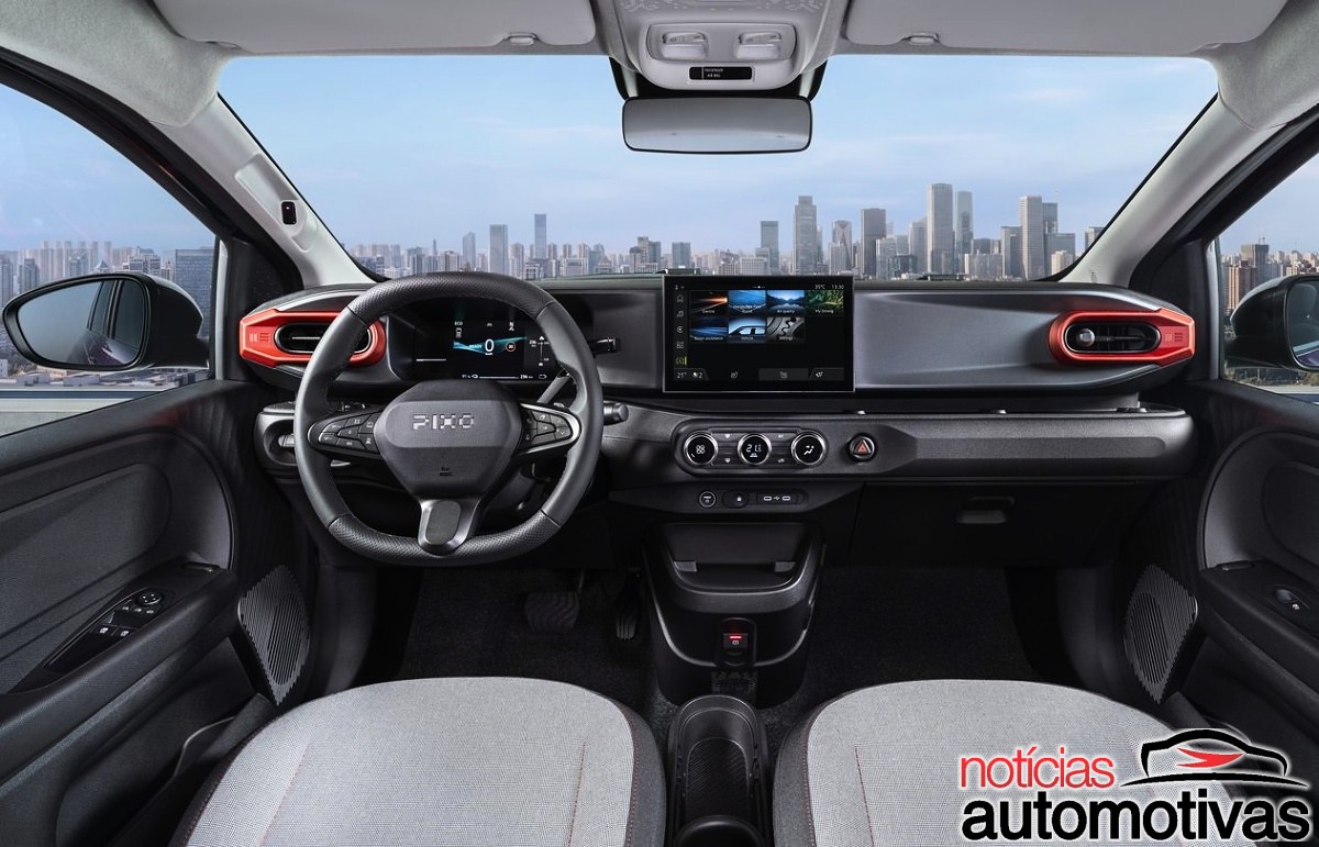 Interior do Nissan Pixo com volante, painel digital, tela central, comandos físicos e bancos dianteiros claros.