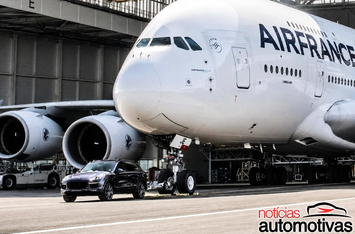 Em Paris, a Porsche colocou um Cayenne para rebocar um Airbus A380 e levou recorde Guinness com 285 toneladas
