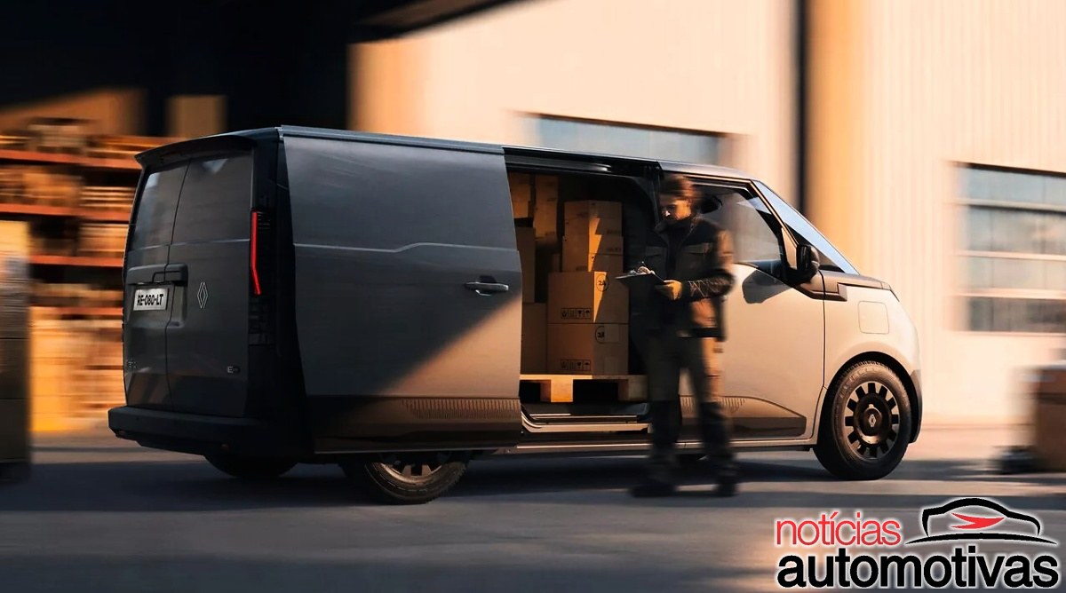 Furgão Renault branco e cinza com a porta lateral aberta, caixas no compartimento de carga e uma pessoa ao lado.