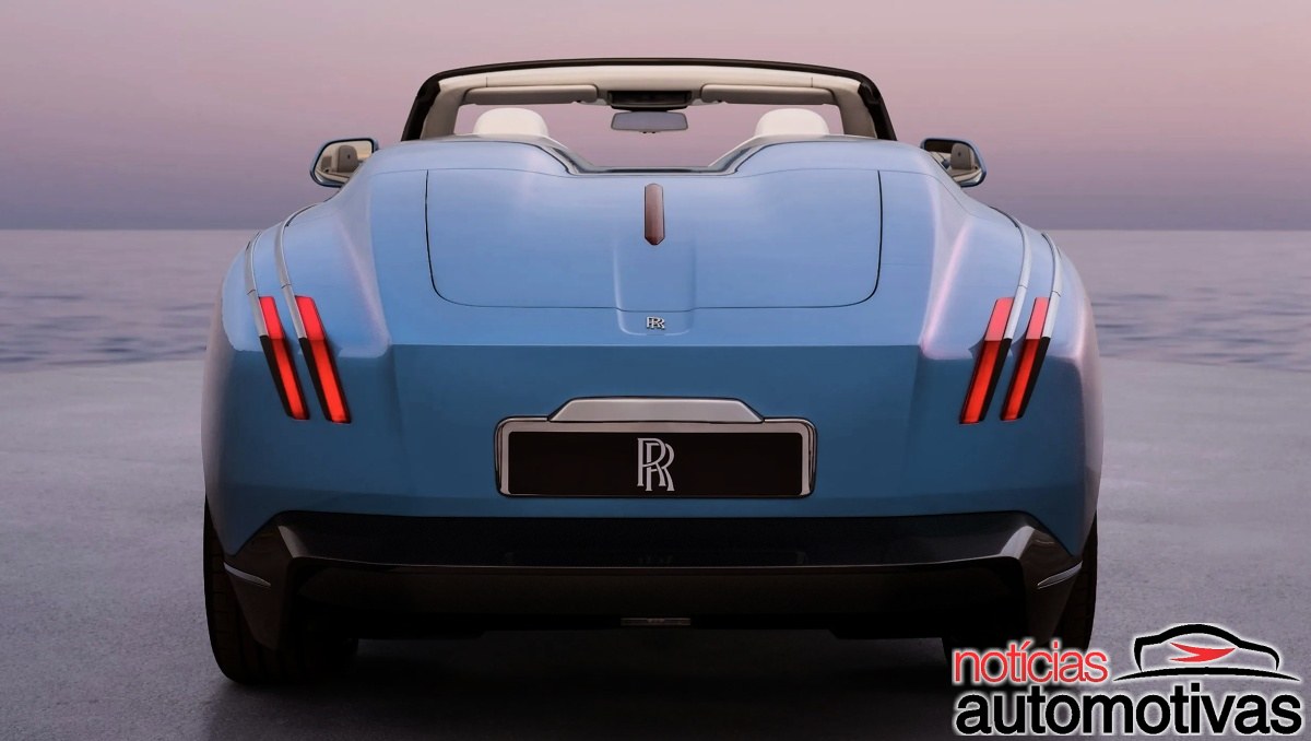 Traseira de um Rolls-Royce Nightingale azul conversível, com lanternas verticais vermelhas e emblema RR.