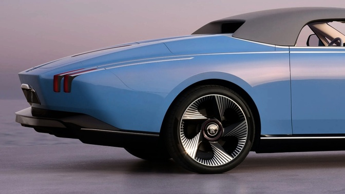 Rolls Royce Nightingale 3 Traseira lateral de um Rolls-Royce Nightingale azul, com capota preta e roda de desenho radial.