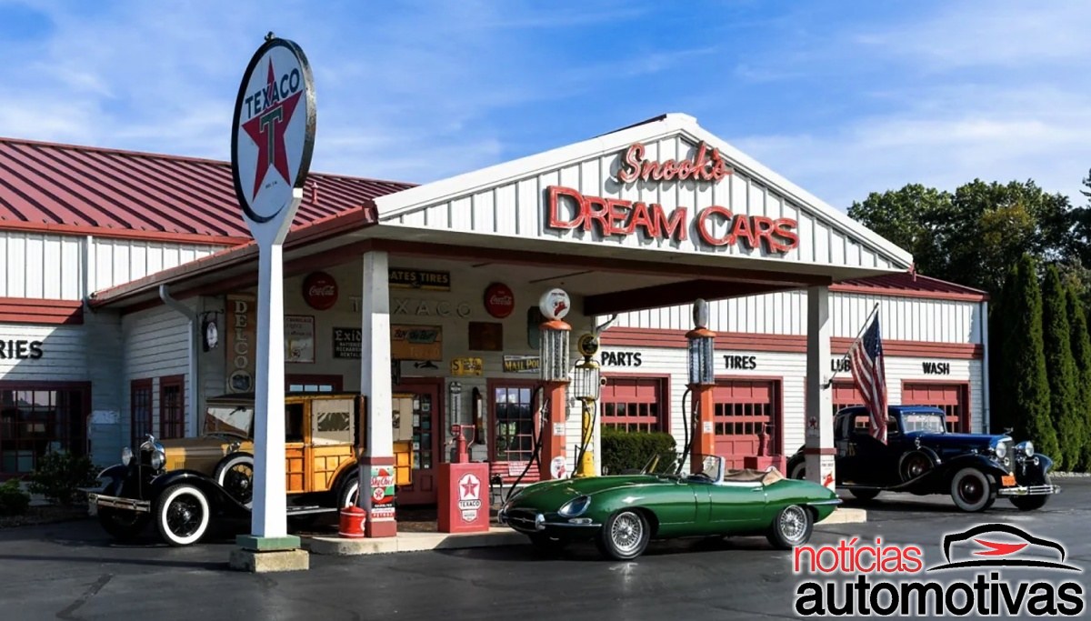 Fachada do Snook’s Dream Cars com placa Texaco, bombas antigas e carros clássicos estacionados na entrada.