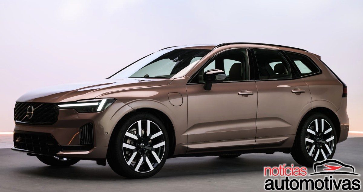 SUV Volvo XC60 marrom visto de lado, com teto preto, rodas de liga leve e tampa de recarga no para-lama dianteiro.