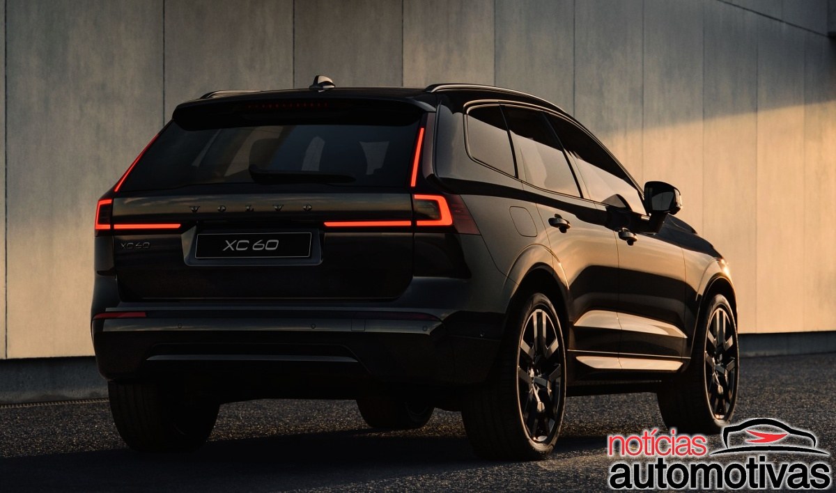 Traseira de um Volvo XC60 preto, com lanternas de LED acesas, logotipos XC60 e Volvo e rodas de liga leve.