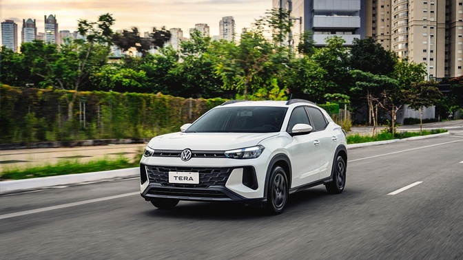 Volkswagen Tera branco em movimento por uma rua urbana, visto de frente e pela lateral.
