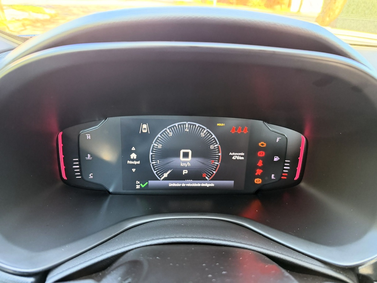 Painel digital da Fiat Toro com velocímetro marcando zero, indicadores luminosos e autonomia exibida de 476 km.