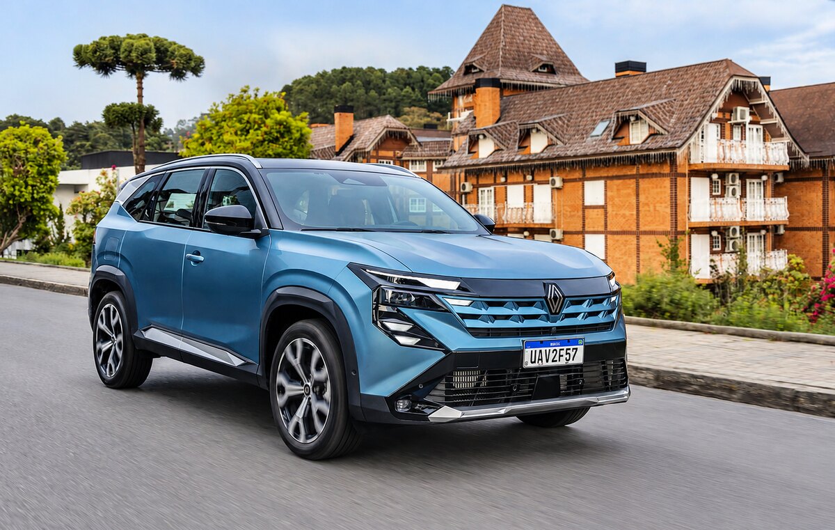 Renault Boreal azul visto de frente e de lado, em uma rua com árvores e construções ao fundo.