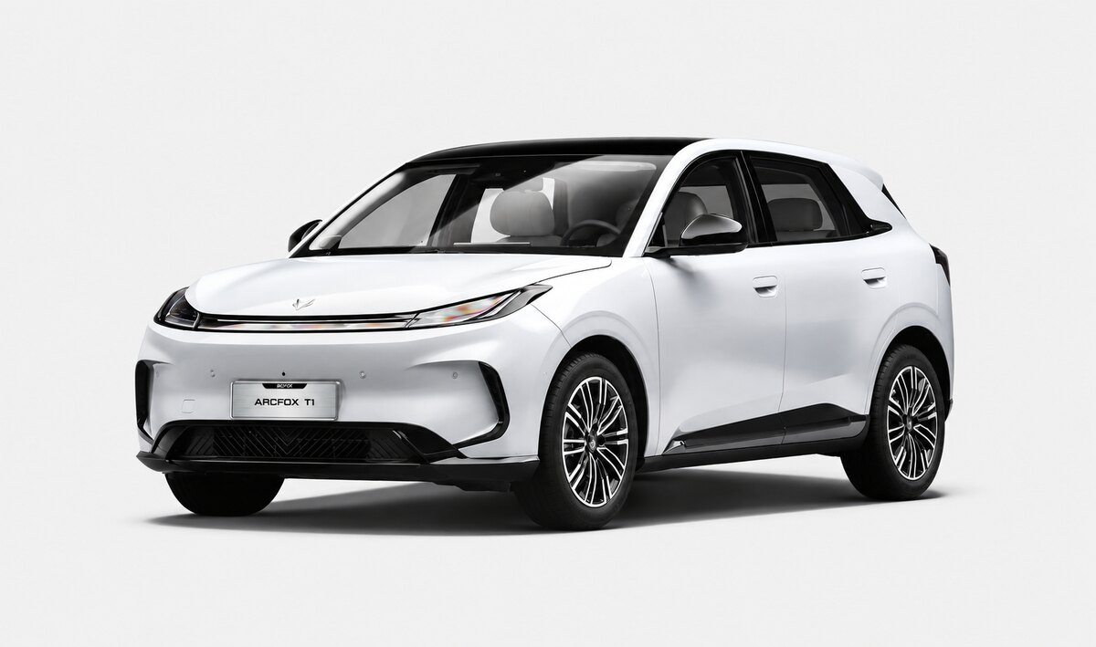 BAIC estreia com 50 concessionárias e põe o Arcfox T1 à venda no Brasil; elétrico parte de R$ 129.990 em oferta até 31 de outubro