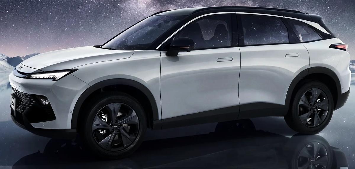 SUV BAIC X55 branco em vista lateral dianteira, com teto preto e rodas escuras, diante de um cenário nevado.
