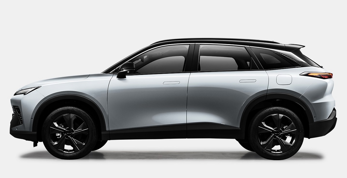 SUV BAIC X55 branco visto de lado, com teto preto e rodas escuras, em fundo branco.
