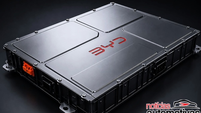 Gabinete metálico retangular com tampa segmentada, logotipo BYD vermelho e conector laranja, sobre fundo escuro.