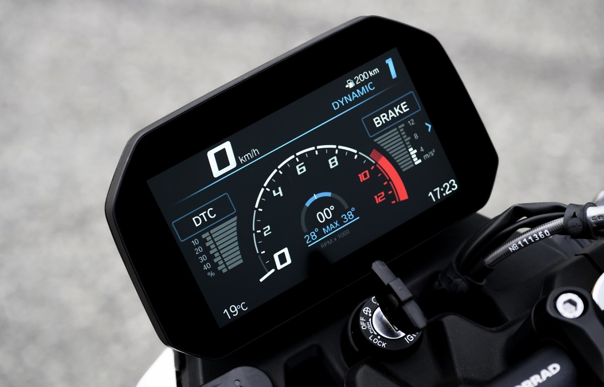 Painel digital de motocicleta com indicadores DTC, velocidade, rotação, modo Dynamic e temperatura.