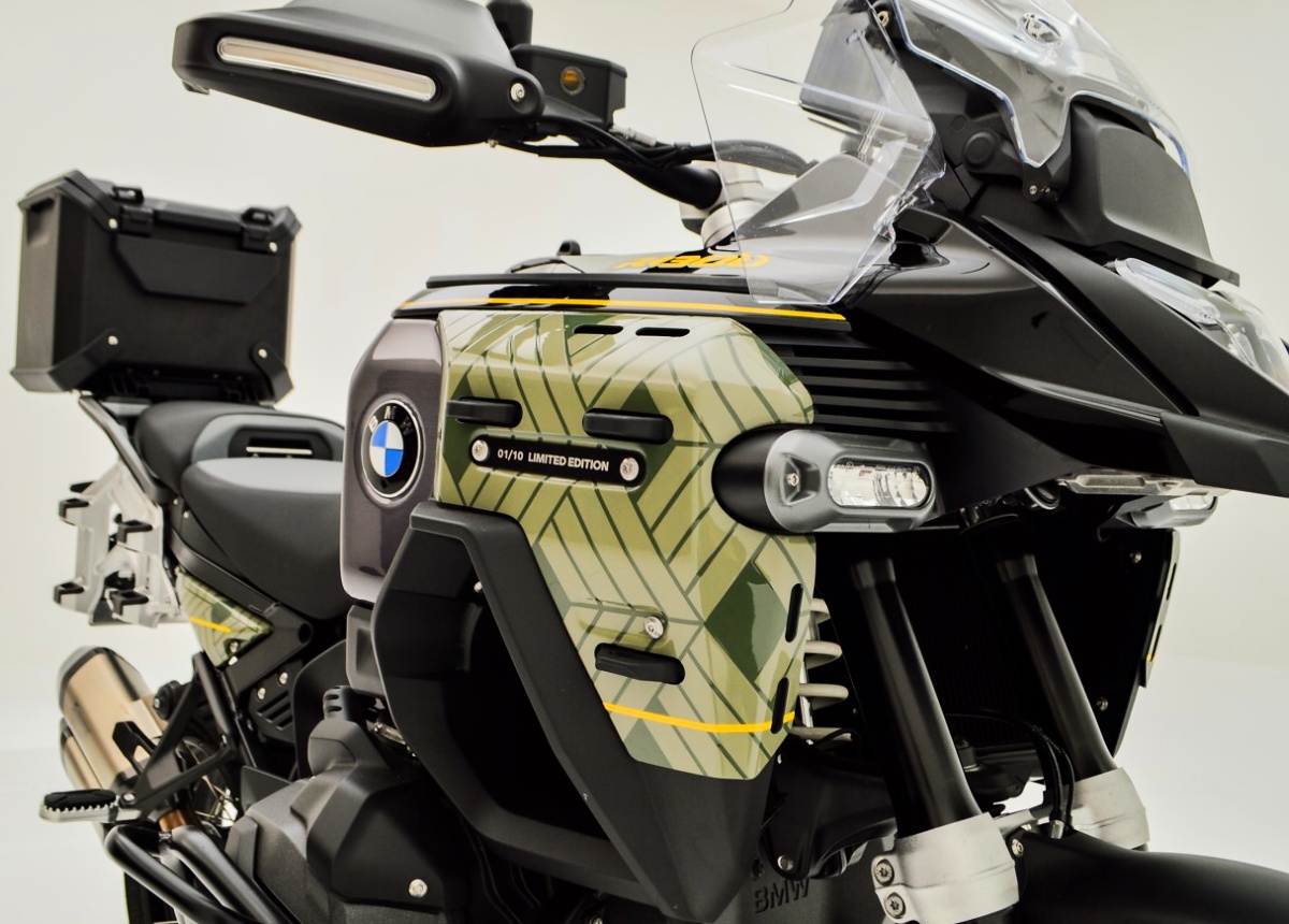 Detalhe da dianteira de uma BMW R 1300 GS Adventure, com painel verde-oliva, linhas geométricas e inscrição 01/10 Limited Edition.